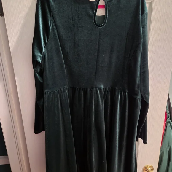 Hot Topic Green Velvet Long-Sleeve Dress- NWT- Size 3x - Picture 5 of 6